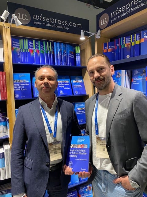 Buchvorstellung am Springer-Stand: Prof. Frank Martetschläger (rechts) mit Mitherausgeber Nuno Sampaio Gomes und dem neuen ESSKA-Lehrbuch zur vorderen Schulterinstabilität. Buchvorstellung am Springer-Stand: Prof. Frank Martetschläger (rechts) mit Mitherausgeber Nuno Sampaio Gomes und dem neuen ESSKA-Lehrbuch zur vorderen Schulterinstabilität.
